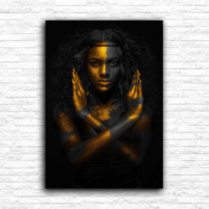 Crnka sa ukrštenim rukama