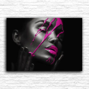 Crnka sa bojom na licu