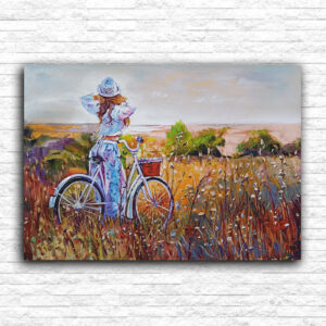 Devojka i bajs u cvetnom polju